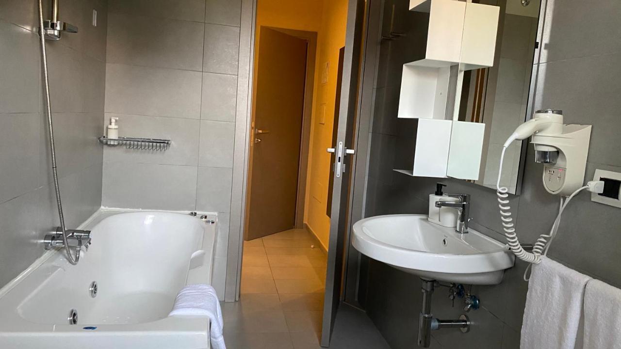 Victoria Hotel Pomigliano d'Arco Esterno foto